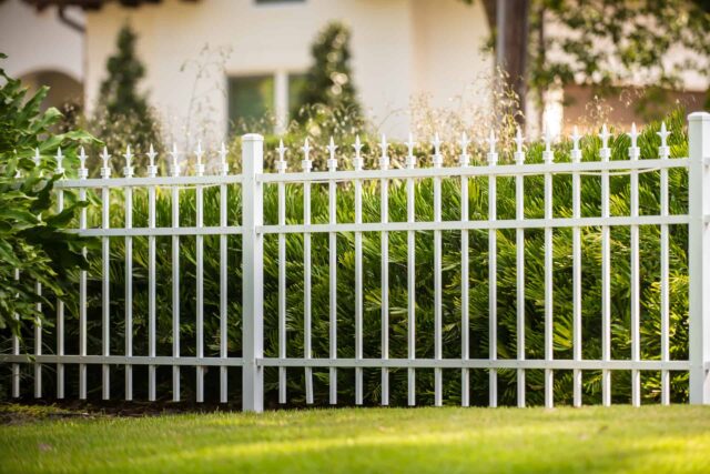 https://www.fenceexperts.xyz/wp-content/uploads/2021/11/600-Monarch-Aluminum-Fence-White-Finial-640x427.jpg