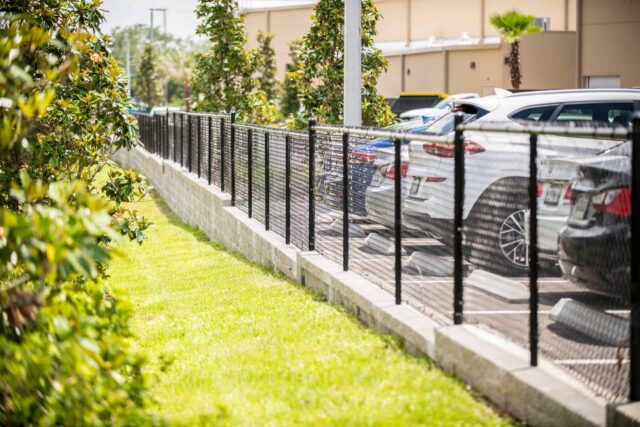 https://www.fenceexperts.xyz/wp-content/uploads/2021/11/black-chain-link-commercial-retaining-wall-10-13-1-640x427.jpg